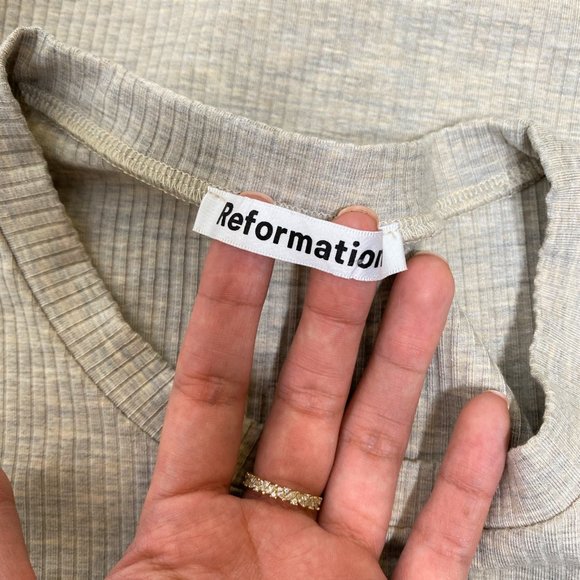 REFORMATION Oatmeal Ribbed w/Side Ruched Tee - Picture 6 of 7